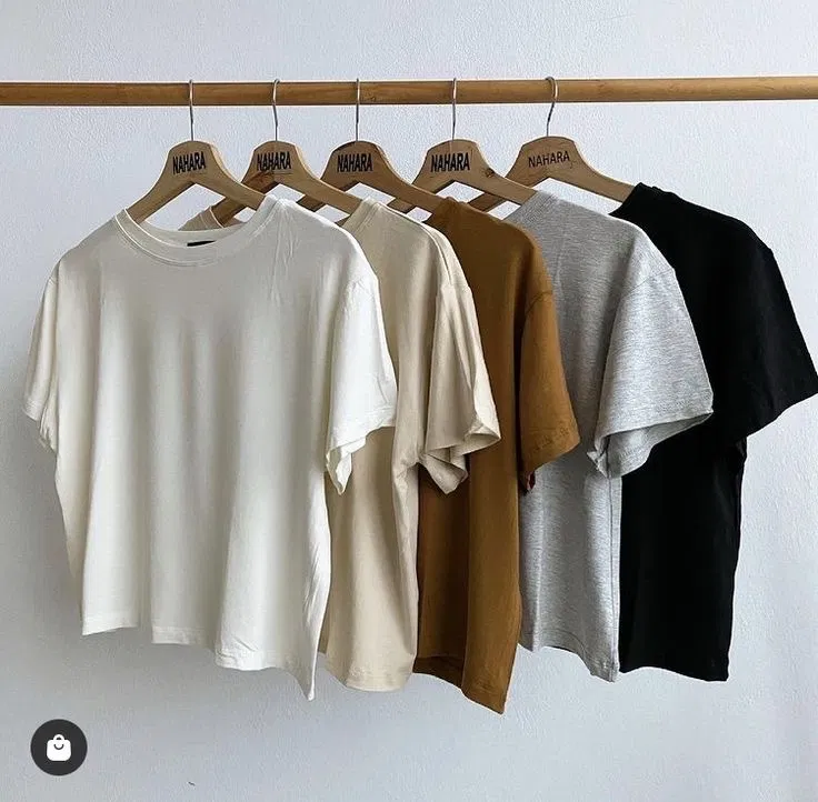 Kobieta w białym T-shircie i jeansach