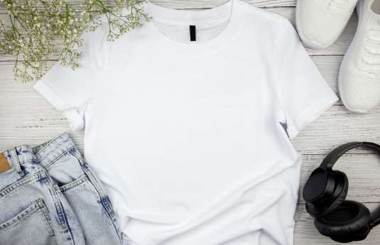 Różne kroje T-shirtów na manekinach