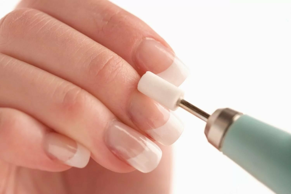 Narzędzia do domowego manicure na stole
