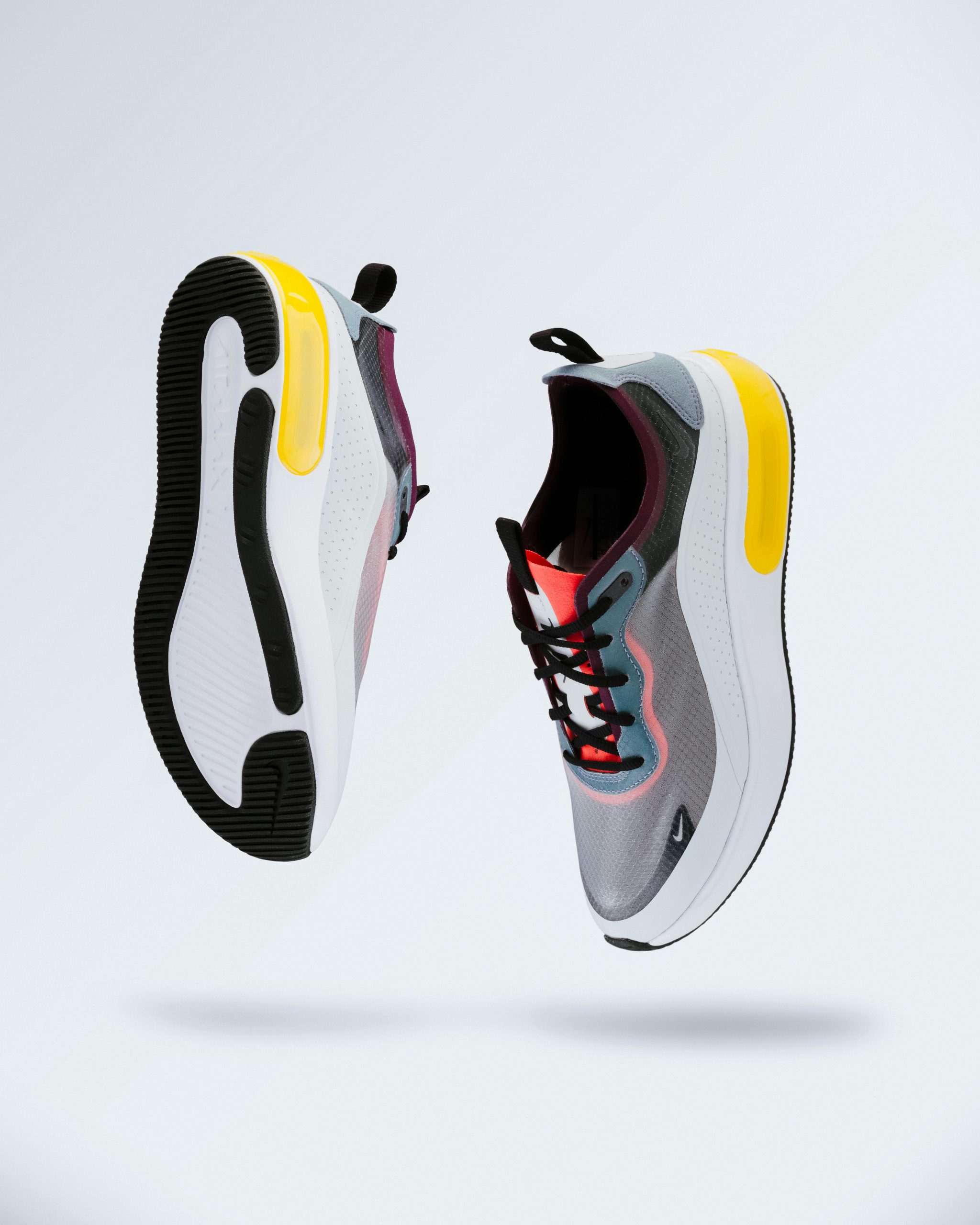 Пара чистих білих кросівок Nike